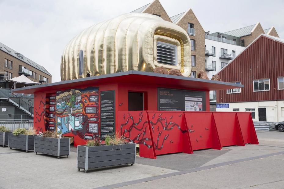 Inspiriert vom erdähnlichen Planeten Mars haben die Künstlerinnen Ella Good und Nicki Kent das Projekt „Building a Martian House“ ins Leben gerufen, in Zusammenarbeit mit Hugh Broughton Architects und Pearce+. (Bildquelle: Duravit AG)