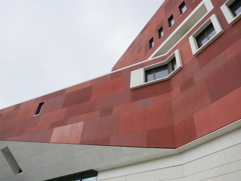 Die transparente, konische Fassade zieht sich visuell bis tief ins Gebäudeinnere hinein (Foto: Sopro)