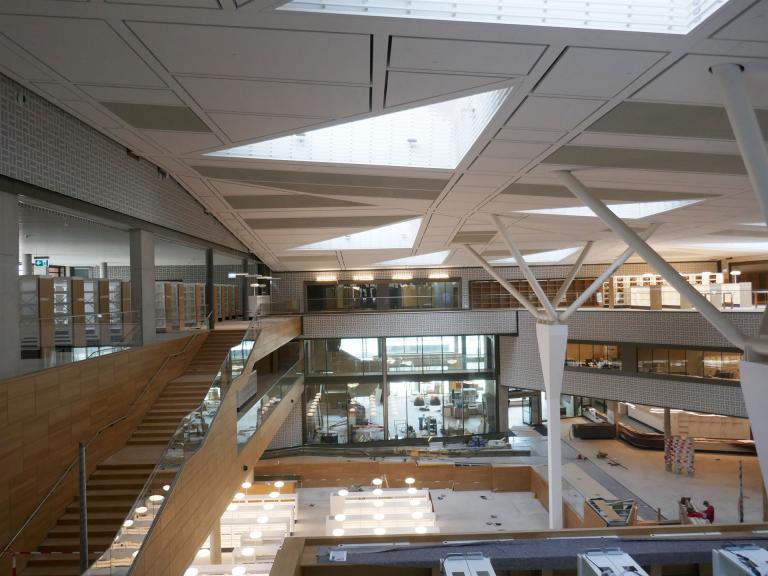 Der riesige, dreigeschossigen Lesesaal mit einem Hauptleseraum im dritten Obergeschoss ist das Herzstück der Bibliothek (foto: Sopro)